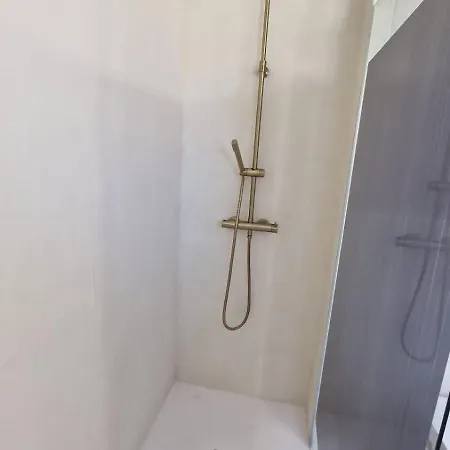 Beachfront بيت للعطل