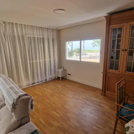 Beachfront بيت للعطل *